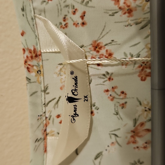 Agnes Orinda Pale Green Floral Keyhoke Blouse. NWT - Picture 3 of 7